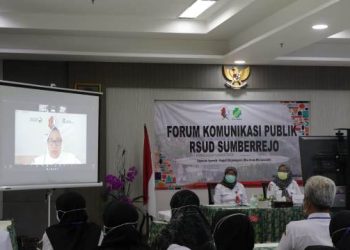 Bupati Bojonegoro Anna Mu'awanah memberikan arahan dalam Forum Komunikasi Publik yang digelar di aula RSUD Sumberrejo.