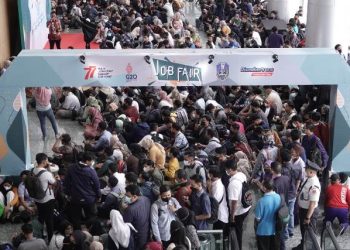 Para pelamar kerja menyerbu Job Fair tahun 2022yang dilaksanakan di Grand City Convex, Surabaya.
