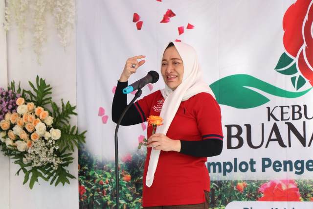 Bupati Bojonegoro Anna Mu'awanah pada peresmian kebun mawar Buana Indah di Desa Kalangan, Kecamatan  Margomulyo.