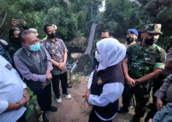 Gubernur Jawa Timur Khofifah Indar Parawansa mendatangi lokasi jembatan gantung yang putus di Kabupaten Probolinggo.