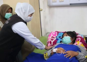 Gubernur Jatim Khofifah Indar Parawansa menjenguk para korban yang tengah menjalani perawatan di RSUD Waluyo Jati. Probolinggo.