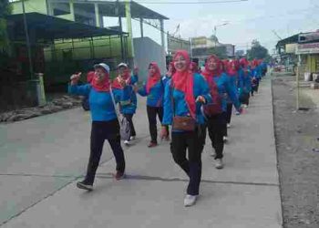 Para guru mengikuti jalan sehat dalam rangka memperingati Hari Olahraga Nasional (Haornas) 2022.