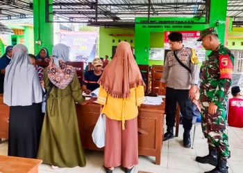 Pendampingan penyaluran BLT BBM yang dilakukan Bintara Pembina Desa (Babinsa) jajaran Koramil 07/Kepohbaru, Kodim 0813 Bojonegoro bersama Bhabinkamtibmas.