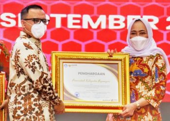 Bupati Bojonegoro Anna Mu’awanah menerima penghargaan dari kemenpan RB yang diserahkan dalam rapat koordinasi persiapan pengadaan ASN tahun 2022 di Hotel Sahid, Jakarta.