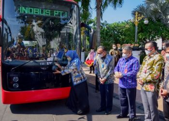 Peluncurkan Bus Listrik Merah Putih yang diberi nama Electronik Inovation Bus atau E-Inobus produksi PT INKA Madiun.