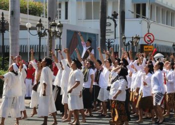 Salah satu adegan pertunjukan drama musikal sejarah “Berkibarlah Benderaku” yang digelar oleh Pemkot Surabaya di Hotel Majapahit.