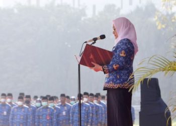 Bupati Bojonegoro Anna Mu'awanah memberikan sambutan dalam upacara pagi yang dilaksanakan di Alun-Alun Bojonegoro.
