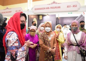 Ketua Dekranasda Jatim Arumi Bachsin mempromosikan batik dan kerainan Jatim di depan Ibu Negara Iriana Joko Widodo dalam Pameran Kriyanusa Kerajinan Nusantara tahun 2022 di JCC Jakarta.