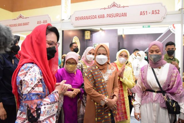 Ketua Dekranasda Jatim Arumi Bachsin mempromosikan batik dan kerainan Jatim di depan Ibu Negara Iriana Joko Widodo dalam Pameran Kriyanusa Kerajinan Nusantara tahun 2022 di JCC Jakarta.