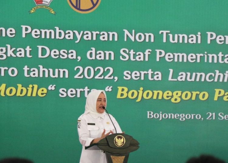 Bupati Bojonegoro Anna Mu’awanah dalam peluncuran aplikasi "Bojonegoro Mobile dan Bojonegoro Pay di Pendopo Malowopati.