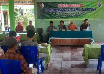 Kegiatan Musyawarah Desa (Musdes) penyusunan Rencana Kerja Pemerintah (RKP) Desa untuk tahun anggaran 2023 di Balai Desa Wedoro, Kecamatan Sugihwaras, Bojonegoro.