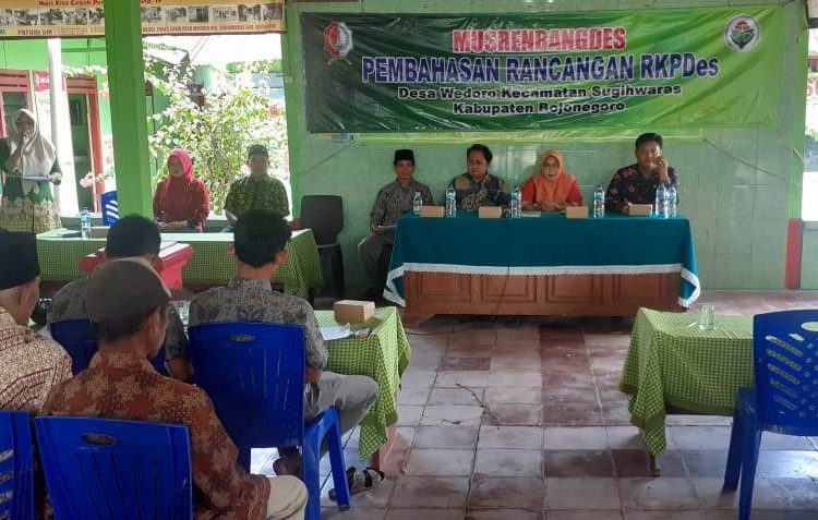 Kegiatan Musyawarah Desa (Musdes) penyusunan Rencana Kerja Pemerintah (RKP) Desa untuk tahun anggaran 2023 di Balai Desa Wedoro, Kecamatan Sugihwaras, Bojonegoro.