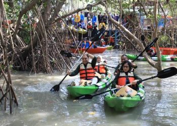 Menaiki perahu kano, salah satu wahana wisata yang ditawarkan di Romokalisari Adventure Land.