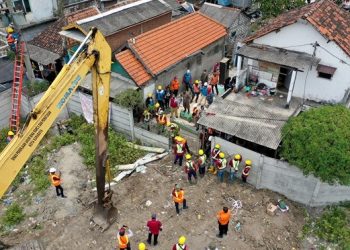 Pengadilan Negeri (PN) Surabaya bersama Pemerintah Kota (Pemkot) melakukan pengosongan 11 persil bangunan di wilayah Kelurahan Tambak Sarioso.