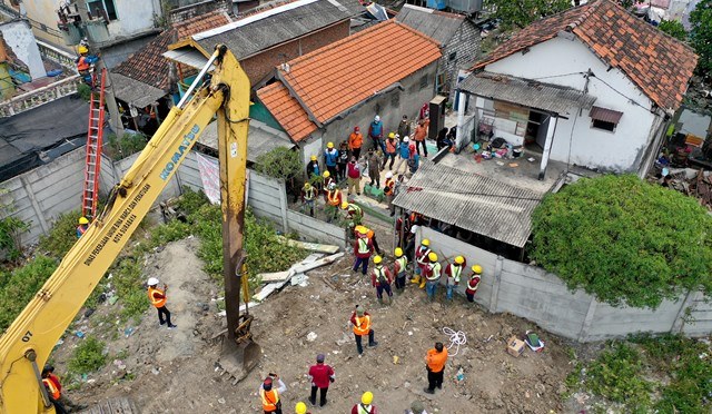 Pengadilan Negeri (PN) Surabaya bersama Pemerintah Kota (Pemkot) melakukan pengosongan 11 persil bangunan di wilayah Kelurahan Tambak Sarioso.