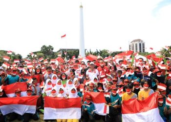 Wali Kota Surabaya Eri Cahyadi saat Gerakan Nasional Pembagian 10 juta Bendera Merah Putih dalam menyemarakan HUT ke-77 RI.