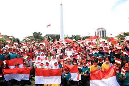 Wali Kota Surabaya Eri Cahyadi saat Gerakan Nasional Pembagian 10 juta Bendera Merah Putih dalam menyemarakan HUT ke-77 RI.