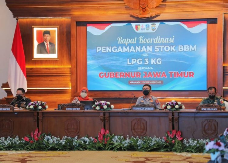 Rapat koordinasi di gedung Negara Grahadi yang membahas pasokan BBM di Jawa Timur.