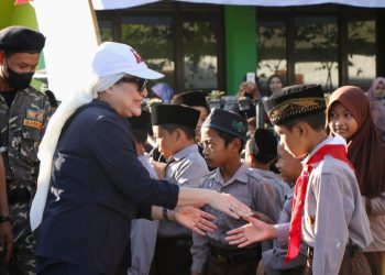 Bupati Bojonegoro Anna Mu"awanah menyalami para pelajar jalan santai yang diikuti ribuan peserta dari berbagai desa di wilayah Kedungadem.