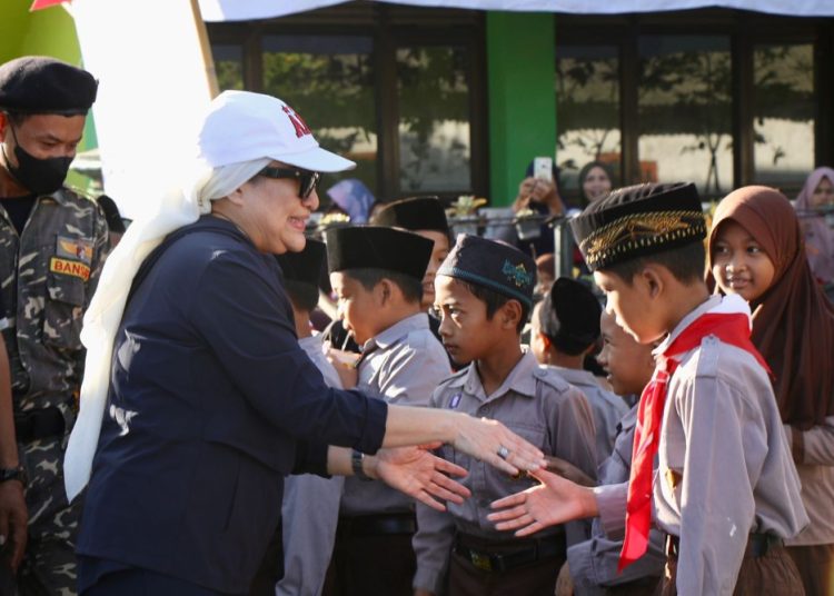 Bupati Bojonegoro Anna Mu"awanah menyalami para pelajar jalan santai yang diikuti ribuan peserta dari berbagai desa di wilayah Kedungadem.