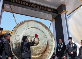 Wagub Jatim Emil Elestianto Dardak saat menghadiri Upacara peringatan 1 Abad Terate Emas untuk Dunia di Graha Krida Budaya - Padepokan Agung PSHT, Kota Madiun.