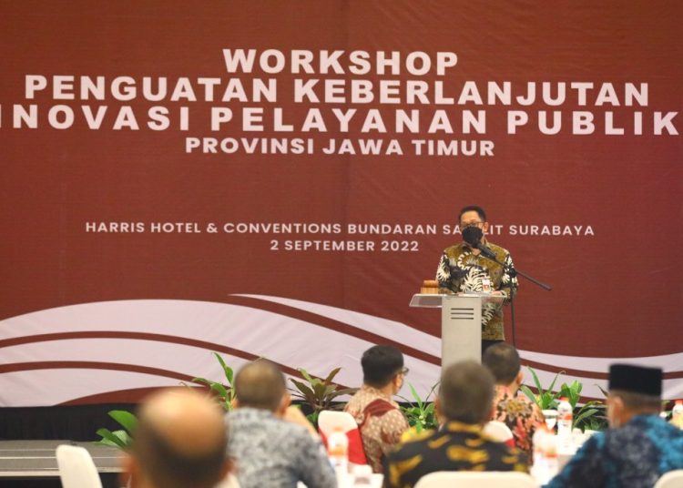 Sekdaprov Jatim Adhy Karyono dalam workshop Penguatan Keberlanjutan Inovasi Pelayanan Publik Prov. Jatim di Hotel Haris Surabaya.