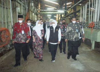 Gubernur Jawa Timur Khofifah Indar Parawansa dan Bupati Bojonegoro Anna Mu'awanah menghadiri perayaan HUT ke-46 Koperasi Karyawan Redrying Bojonegoro.
