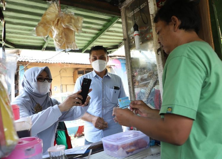 Pelayanan pengantaran berkas administrasi kependudukan (adminduk) bagi warga di wilayahnya masing-masing dalam pelayanan Sayang Warga.