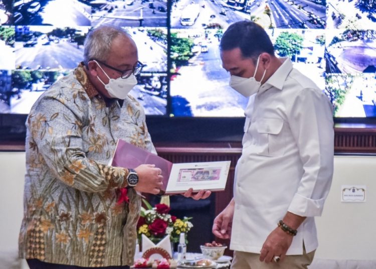 Wali Kota Surabaya Eri Cahyadi bersama Kepala Perwakilan Bank Indonesia (BI) Provinsi Jawa Timur, Budi Hanoto.