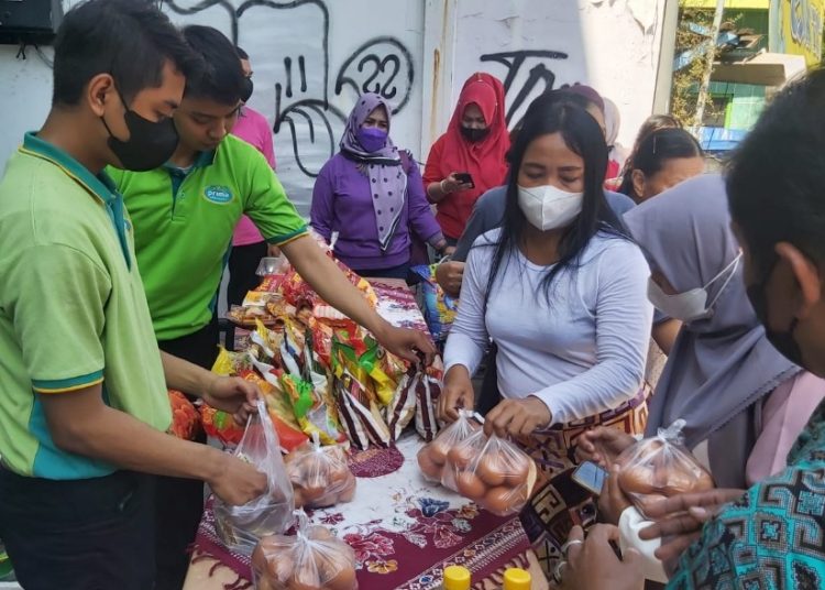 Operasi pasar untuk menstabilkan harga telur di pasaran.