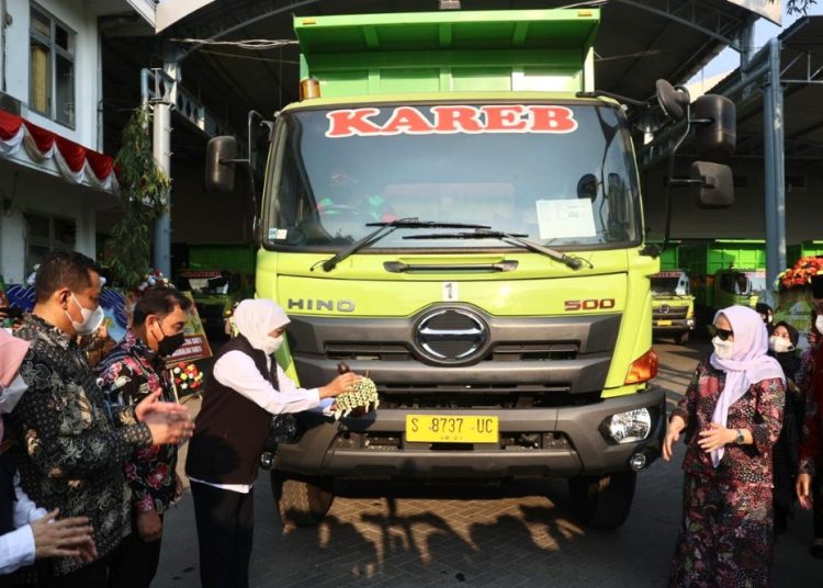 Gubernur Jawa Timur Khofifah Indar Parawansa meresmikan peluncuran 15 unit armada dump truk dan pelatihan usaha untuk anggota, karyawan dan masyarakat di Koperasi Karyawan Redrying Bojonegoro.