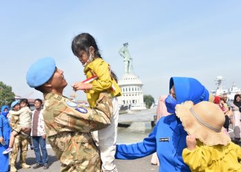 Personel KRI Sultan Iskandar Muda (SIM) - 367 menggendong anaknya setelah tiba di Dermaga Madura Tengah, Koarmada II, Ujung Surabaya.