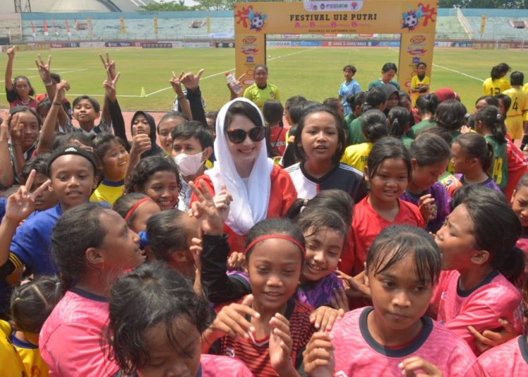 Ketua Perwosi Jatim Arumi Bachsin di sela menyaksikan Festival Sepak Bola Wanita U10-U12 Asprov di Stadion Gelora Delta Sidoarjo.