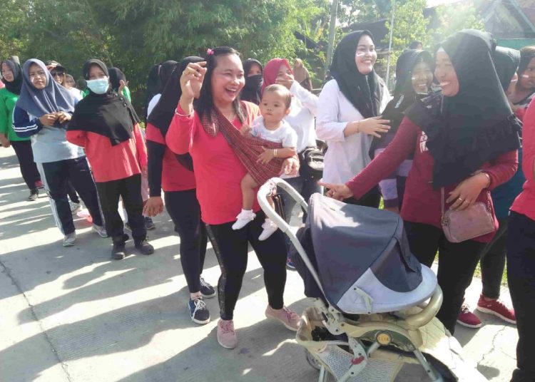 Salah satu tim peserta yang mengikuti Jalan Sehat Nglenyer di Desa Jamberejo, Kecamatan Kedungadem, Kabupaten Bojonegoro.