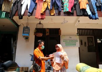 Penyaluran Bantuan Langsung Tunai (BLT) Bahan Bakar Minyak (BBM) secara door to door kepada Keluarga Penerima Manfaat (KPM) di Kota Pahlawan.