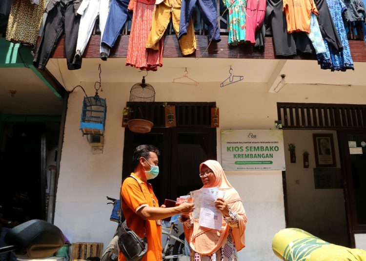 Penyaluran Bantuan Langsung Tunai (BLT) Bahan Bakar Minyak (BBM) secara door to door kepada Keluarga Penerima Manfaat (KPM) di Kota Pahlawan.