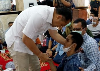 Wali Kota Surabaya Eri Cahyadi menyalami penyandang disabilitas dalam  Sambat Nang Cak Eri' di Lobby Balai Kota Surabaya.