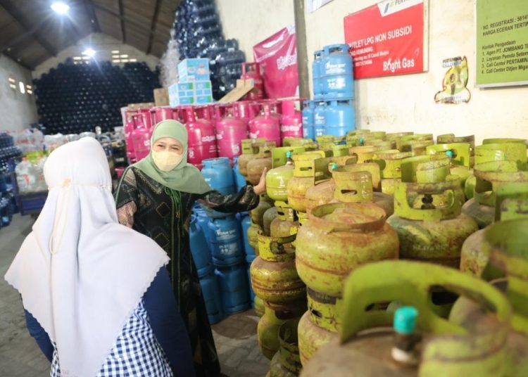 Gubernur Khofifah di sela-sela tinjauan ke salah satu Distributor  LPG (Elpiji) 3 kg di Kabupaten Jombang yakni Toko Kemuning yang ada di Jalan Kemuning, Kabupaten Jombang.