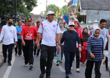 Bupati Bojonegoro Anna Mu'awanah mengikuti jalan santai bersama warga RT 09 RW 02 Kelurahan Ngrowo, Kecamatan Bojonegoro.