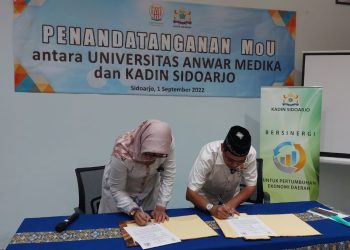 Penandatanganan MoU antara Universitas Anwar Medika (UAM) dengan Kamar Dagang dan Industri (Kadin) Sidoarjo.