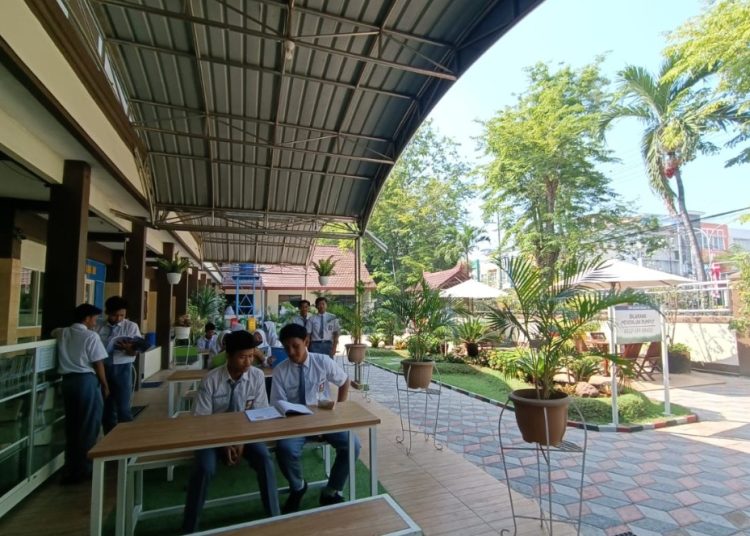 Siswa SMA Antartika Sidoarjo saat membaca di taman literasi yang ada di lingkungan sekolah.
