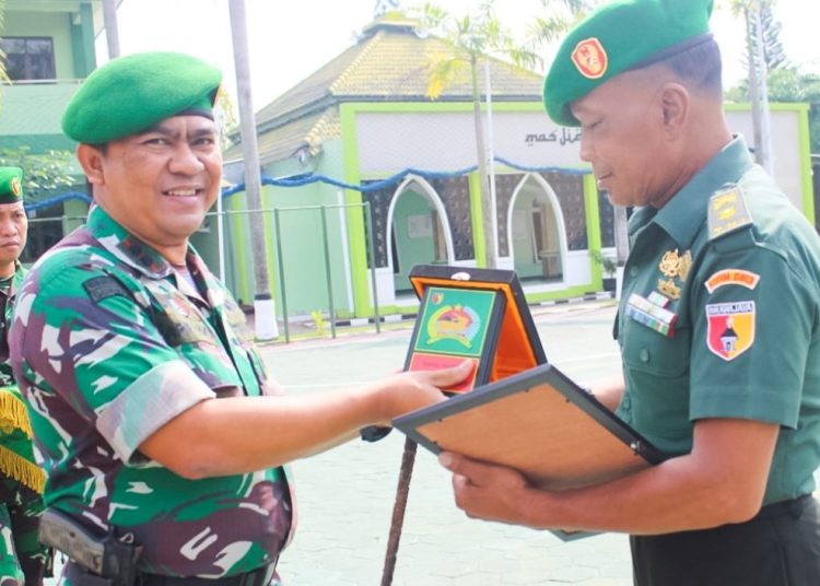 Dandim 0813 Bojonegoro Letkol Arm Arif Yudo Purwanto menyalami anggota yang purna tugas memasuki Masa Persiapan Pensiun (MPP) dari dinas militer.