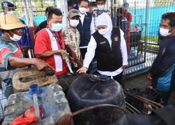 Gubernur Jawa Timur Khofifah Indar Parawansa meninjau di Solar Pack Dealer Nelayan (SPDN) Tempat Pelelangan Ikan (TPI) Brondong Lama dan PPN Brondong, Lamongan.
