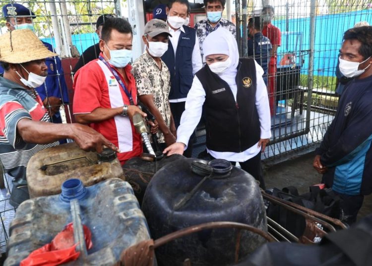 Gubernur Jawa Timur Khofifah Indar Parawansa meninjau di Solar Pack Dealer Nelayan (SPDN) Tempat Pelelangan  Ikan (TPI) Brondong Lama dan PPN Brondong, Lamongan.