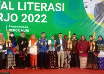 Penyerahan penghargaan dalam Festival Literasi Sidoarjo 2022.