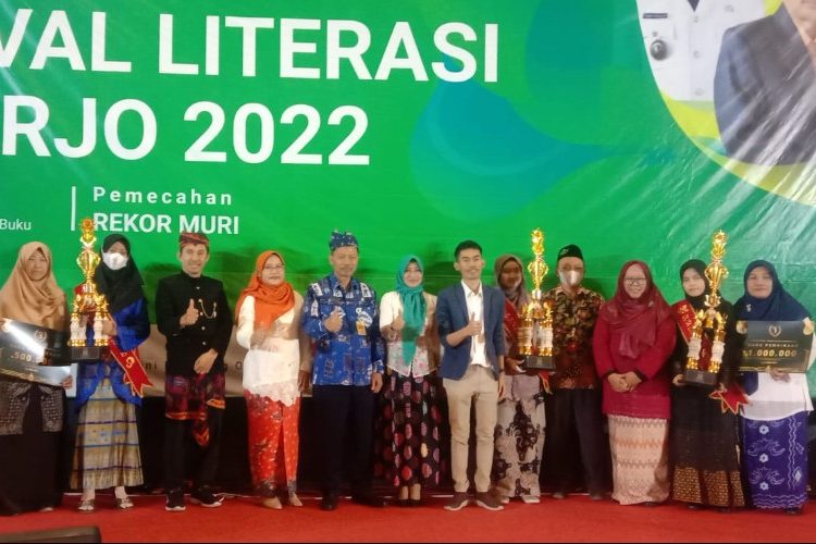 Penyerahan penghargaan dalam Festival Literasi Sidoarjo 2022.