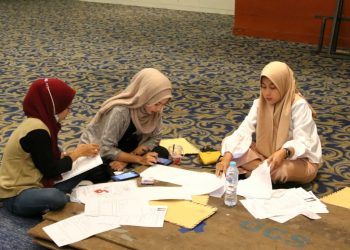 Sejumlah pelamar kerja mengisi berkas di Job Fair 2022.