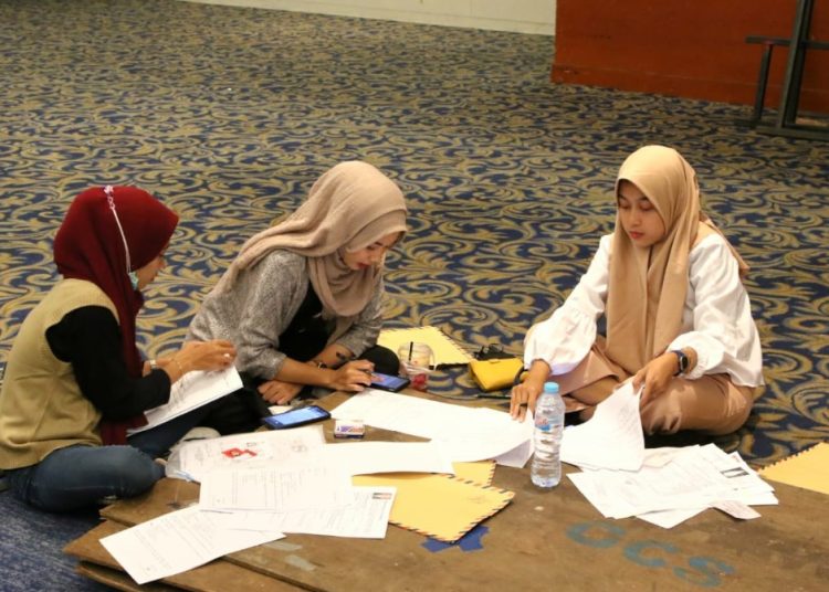 Sejumlah pelamar kerja mengisi berkas di Job Fair 2022.