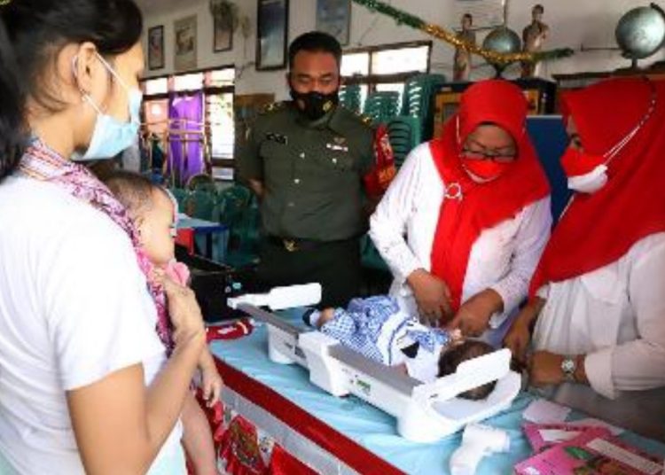 Salah satu kegiatan pelaksanaan Bulan Imunisasi Anak Nasional di Surabaya.