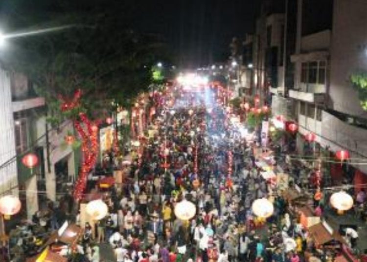 Warga tumplek blek mendatangi launching Wisata Pecinan atau Kya-Kya Reborn di Jalan Kembang Jepun, Surabaya.